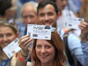 250 Fans haben es geschafft und haben ein Gratisticket für Paul McCartneys intimes Konzert am Donnerstag im Cavern Club in Liverpool ergattert. Belohnt wurden sie mit einem Gig, der - abgesehen von einer Klimaanlage - nichts zu wünschen übrig liess. (Bild: Keystone/AP PA/PETER BYRNE)