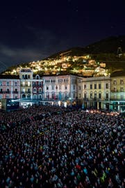 Publikumsmagnet Locarno Festival: Blick auf die zum Freiluftkino umfunktionierte Piazza Grande, wo die Besucherinnen und Besucher ab dem 1. August auf rund 8000 Stühlen Platz finden. (Bild: Alexandra Wey/Keystone (11. August 2016))