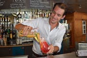 Rick Wassenaar, stellvertretender Geschäftsführer im Treffpunkt Herisau, weiss, was es für einen gelungenen Cocktail braucht. (Bilder: Alessia Pagani)