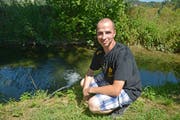 Michael Guhl lässt über längere Zeit Wasser aus einem Schlauch in den Giessen fliessen um den Fischen das Überleben zu ermöglichen. (Bild: Mario Testa)