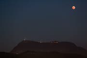 Mondfinsternis um 22:20 Uhr über der Rigi (Bild: Philipp Schmidli)