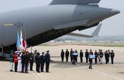 Die Gebeine von ehemaligen GIs des Koreakriegs wurden gestern aus einer US-Airforce-Maschine transportiert. (Bild: Ahn Young-joon/AP; Militärflugplatz Pyengtaek, Südkorea)