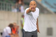 St.Gallens neuer Trainer Peter Zeidler im Hinspiel der Europa-League-Qualifikation gegen Sarpsborg. (Melanie Duchene/Freshfocus)