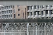 Abgewiesene Asylsuchende können in Administrativhaft genommen werden. Aufnahme eines Gefängnisses im Kanton Genf. (Bild: Martial Trezzini, Keystone)