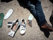Ein Migrant aus Afrika kurz nach seiner Ankunft in Europa: Die Zahl der Bootsmigranten, die über das Mittelmeer nach Europa kommen, nimmt ab - folglich auch die Zahl der Asylanträge in der Schweiz. (Bild: KEYSTONE/AP/MARCOS MORENO)