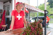 Christine Walker an ihrem Verkaufsstand in der Nähe des Kreisels Göschenen. (Bild: Christof Hirtler (19. Juli 2018)
