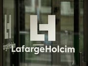 Der Zementriese LafargeHolcim hat von Januar bis Ende Juni mehr umgesetzt, aber operativ weniger daran verdient. (Bild: KEYSTONE/EPA/YOAN VALAT)