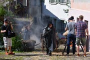 Beni Bischof muss in der Nachmittagshitze mehrmals den Wagen mit den Pestleichen das Zitronengässchen hochziehen. (Bild: Manuel Nagel)