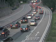 Die Autos stauten sich vor dem Gotthard-Nordportal im Kanton Uri am frühen Samstag auf einer Länge von gegen zehn Kilometern. (Bild: Webcam/TCS)