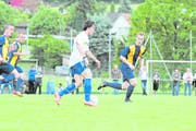 Vor sechs Jahren spielte Aladin Sisic (am Ball) bei Staad, hier im Spiel vom 9. Juni 2012 gegen Steinach. Inzwischen greift der rechte Mittelfeldspieler für Sarajevo an. In der Europa-League-Quali gelang ihm ein Tor gegen das italienische Spitzenteam Atalanta Bergamo. (Bild: Yves Solenthaler/Archiv)