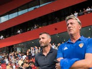 Alex Frei (links) und sein Unterstützer Marco Schällibaum in Neuenburg beim ersten Auftritt in der Super League (Bild: Keystone/JEAN-CHRISTOPHE BOTT)