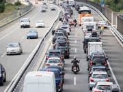 Im Schritttempo nach Süden - wenn überhaupt: Kilometerlanger Stau vor dem Gotthard-Tunnel auf der Nordseite bei Erstfeld, noch vor Wassen und Göschenen. (Bild: KEYSTONE/URS FLUEELER)