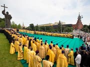 Die Taufe der Rus: Orthodoxe Priester an einer Zeremonie vor einer Statue von Fürst Wladimir in Moskau. (Bild: KEYSTONE/EPA AP POOL/ALEXANDER ZEMLIANICHENKO / POOL)