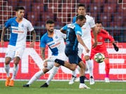 Hier schiesst Adrian Winter gegen die Abwehr der Grasshoppers das 1:0 für den FCZ kurz nach der Pause (Bild: Keystone/ENNIO LEANZA)