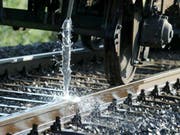 Im Hitzesommer 2003 war es Wasser, heuer ist es Farbe: In Graubünden sollen weiss angestrichene Schienen der Hitze trotzen. (Bild: Keystone/URS FLUEELER)