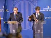 Durchhaltewillen bekräftigt: Carles Puigdemont (rechts) und der katalanische Regionalpräsident vor den Medien in Brüssel. (Bild: KEYSTONE/AP/OLIVIER MATTHYS)