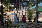 Abkühlung: Der Springbrunnen ist vor allem für die kleinsten Besucher des «Ebibeach» ein Highlight. (Bild: Manuela Jans-Koch (Ebikon, 26. Juli 2018))
