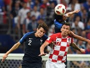 Benjamin Pavard (links) in einer Szene aus dem WM-Final. Im Vordergrund der Kroate Mario Mandzukic (Bild: KEYSTONE/EPA/FACUNDO ARRIZABALAGA)