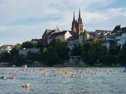 Das Basler Rheinufer - besonders in lauen Sommernächten auch nachts bevölkert. (Bild: KEYSTONE/GEORGIOS KEFALAS)