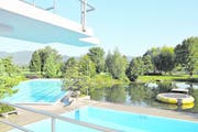 Vom Sprungturm aus sieht man links hinten das Schwimmerbecken, das 2213 m3 Wasser fasst, das Sprungbecken vorn 703 m3. Rechts liegt der Natursee, dessen Pegel mittlerweile etwa 12 cm unter Normalwasserstand liegt. (Bild: Andrea C. Plüss)