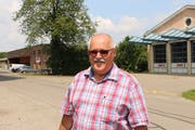 Hanspeter Kernen, Gemeinderat von Sulgen, auf der Auholzstrasse, wo sich der Werkhof und das Feuerwehrdepot befinden. (Bild: Hannelore Bruderer)