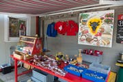 Bei Christine Walker kann man nicht nur Alpenrosen kaufen. (Bild, Christof Hirtler, Göschenen, 19. Juli 2018)