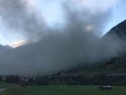 Kein Rauch, sondern Staub nach einem Felssturz: Auf rund 3000 Metern am Linard Pitschen lösten sich riesige Felsblöcke. (Bild: Amt für Wald und Naturgefahren GR/Feuerwehr Zernez)
