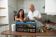 Patricia und Martin Odermatt verstauen die letzten Sachen, bevor sie am 19. August auswandern. (Bild: Corinne Glanzmann (Kerns, 25. Juli 2018))