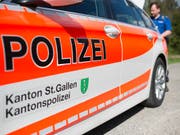   A motorist crashed in the canton of St. Gallen between Uzwil and Flawil with a car on a railway line. She was seriously injured. (Image: KEYSTONE / GIAN EHRENZELLER) 
