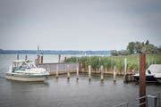 Günther Salzmann hat die Bootsplätze laut den Gegnern ohne Erlaubnis um fünf erweitert. (Bild: Ralph Ribi)