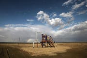 Über die konkursite Firma Zeromax wurde insbesondere mit Rohstoffen aus Usbekistan gehandelt. Die Aufnahme zeigt die Erdgasgewinnung im Ort Shachpachty. (Bild: Getty)