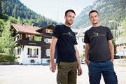 Patrik und Michael Gentsch vor dem «Gotthard-Backpacker» im Chalet des Alpes. (Bild: Jakob Ineichen, Wassen, 27. Juli 2018)