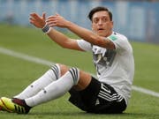 Mesut Özil will nach der Erdogan-Affäre wieder aufstehen (Bild: KEYSTONE/EPA/SERGEI ILNITSKY)