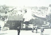 An der Uferpromenade (hier in den 1920er-/30er-Jahren) unterhalb der Brücke wurden 1938 die ersten Bunker errichtet. Auf einem der sogenannten Schindler-Bunker war vermutlich die Gedenktafel montiert, die heute auf dem Stein beim Hotel Hecht zu sehen ist. (Bild: Gerda Huber/Archiv)