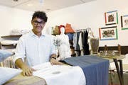 Enzo Emch absolviert derzeit in einem Zuger Bettwarenfachgeschäft ein Praktikum. (Bild: Werner Schelbert (Zug, 26. Juli 2018))