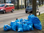 Vielfalt in der Einheit in der Schweiz: Auch bei den Abfallsäcken. Blau sind die Gebührensäcke in Bern, anderswo sind sie beispielsweise weiss, rot oder schwarz. (Bild: KEYSTONE/LUKAS LEHMANN)