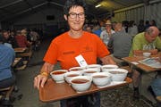 Lisbeth von Rotz serviert eine erste Tischrunde Cheli. (Bild: Robert Hess (Brünig, 29. Juli 2018))