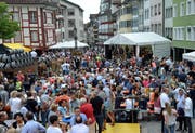 Nicht zu heiss, nicht zu kalt: Dank hervorragendem Hofchilbi-Wetter füllte sich die Wiler Altstadt schon früh. (Bild: Christoph Heer)