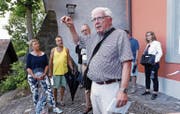 Peter Ott (vorne) hat in der Zuger Altstadt viel zu erzählen. (Bild: Werner Schelbert (Zug, (28. Juli 2018))