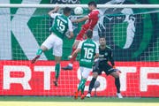 Raphael (Sion) erzielt gegen Milan Vilotic, Andreas Wittwer und Torhüter Dejan Stojanovic (St.Gallen) das Tor zum 0:1 . (Foto: Marc Schumacher/freshfocus)