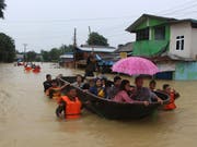 Retter evakuieren Menschen in der Stadt Bago, etwa 80 Kilometer nordöstlich der Hauptstadt Rangoon. (Bild: KEYSTONE/AP/MYO KYAW SOE)