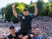 Der Überraschungssieger Erich Fankhauser lässt sich von seinen Kollegen auf dem Brünig feiern (Bild: KEYSTONE/ALEXANDRA WEY)