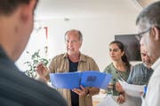 Regisseur Pierre Massaux bei Textproben mit Flüchtlingen in St. Gallen. (Bild: Hanspeter Schiess)