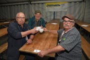 Fans von Florian Gnägi stossen damit frühmorgens auf einen erfolgreichen Tag an. (Bild: Robert Hess (Brünig, 29. Juli 2018))
