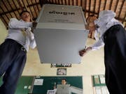 Mitglieder des kambodschanischen Wahlkomitees bereiten in einem Lokal eine Urne für die Stimmabgabe vor. (Bild: KEYSTONE/EPA/MAK REMISSA)