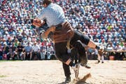   He tries his luck: Erich Fankhauser (left) in his fifth win against Florian Weyermann. (Image: Alexandra Wey / Keystone (Brünig, July 29, 2018)) 