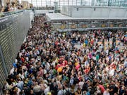 Massenandrang und erst noch Sicherheitspanne: Passagiere am Samstag im Flughafen München. (Bild: KEYSTONE/AP dpa/MATTHIAS BALK)