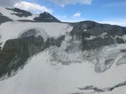 Absturzgebiet auf über 3000 Metern: Das Kleinflugzeug mit Pilot und drei Passagieren stürzte am Freitag auf den Mont-Durand-Gletscher ab. (Bild: Kantonspolizei Wallis)