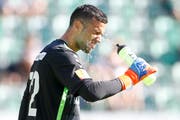Dejan Stojanovic kühlt sich mit Wasser. (Bild: Marc Schumacher/freshfocus)