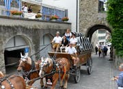 Die Einfahrt des Ehrengastes: Anja Stiefel (Mitte) auf dem Sechsspänner der Brauerei Feldschlösschen.